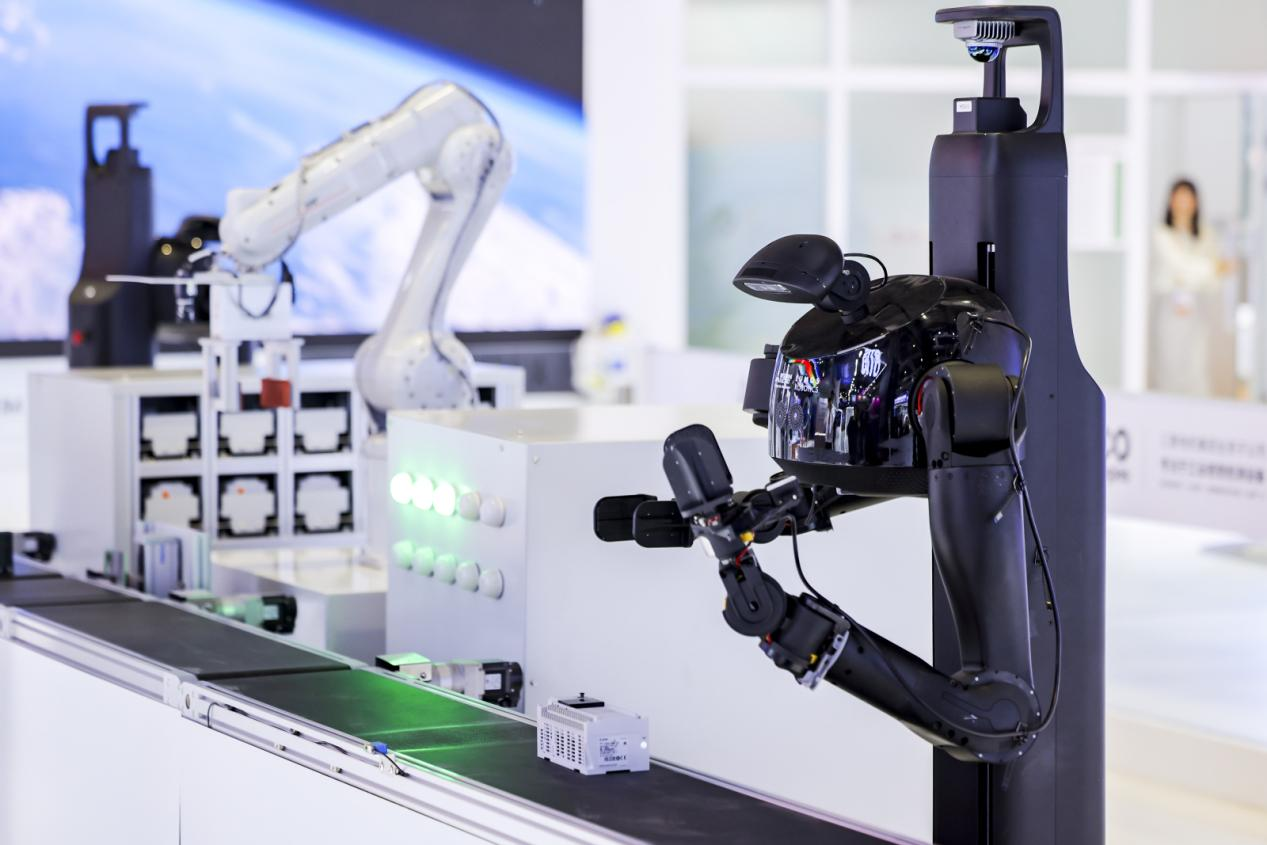 鹿明機器人與三菱電機攜手亮相進博會，以具身智能賦能工業場景智能化升級